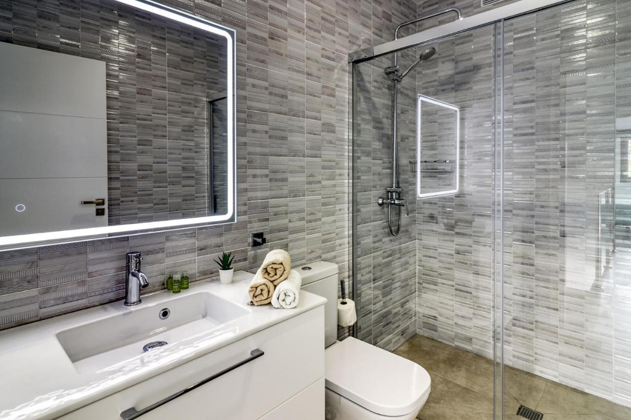 Modern With Elevator, Patio Kitchen, Loro Parque View & Heated Pool Appartamento
