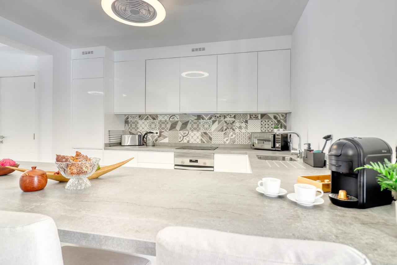 Modern With Elevator, Patio Kitchen, Loro Parque View & Heated Pool Appartamento *